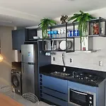 Lindo apto tudo novinho, prédio frente mar