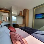 Lindo apto tudo novinho, prédio frente mar